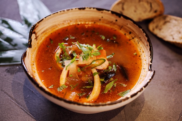 Sopa de mariscos asiática o mediterránea, vista de cerca.