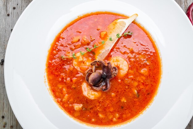 Sopa de mariscos con bullabesa de camarones