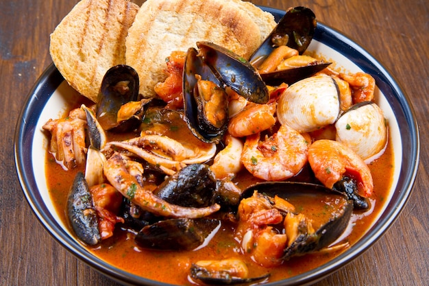 Sopa de mariscos frescos con pan asado