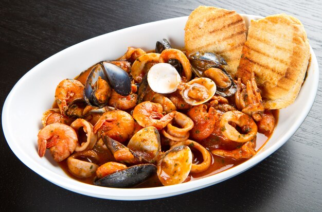 Sopa de mariscos frescos con pan asado