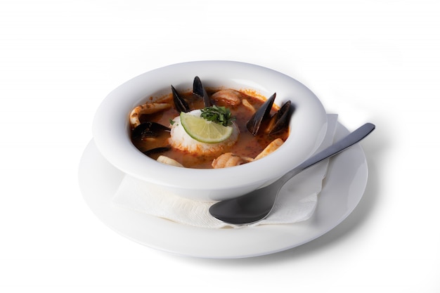 Sopa con mariscos en un plato blanco, para entrega