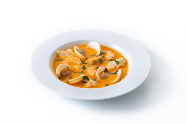 Sopa de mariscos sobre mesa de madera