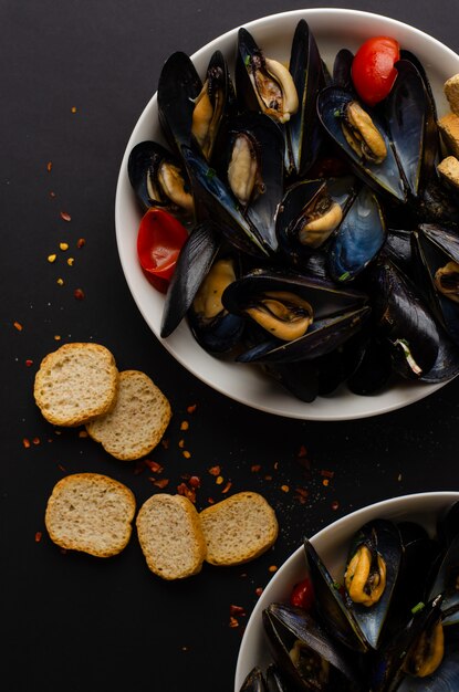 Sopa de mejillones al vapor con vino y tomates