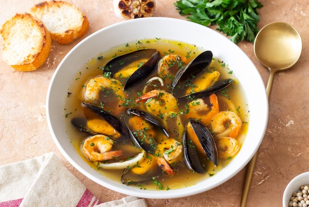 Foto sopa con mejillones camarones y calamares comida saludable mariscos