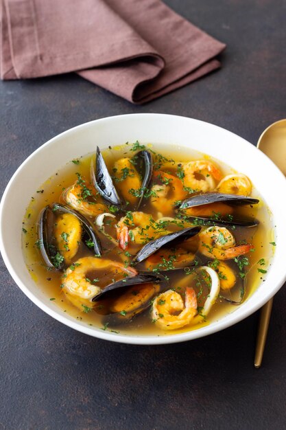 Foto sopa con mejillones camarones y calamares comida saludable mariscos