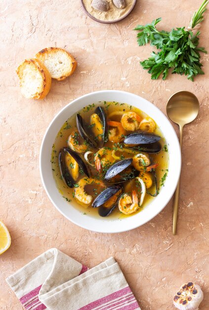 Sopa con mejillones camarones y calamares comida saludable mariscos