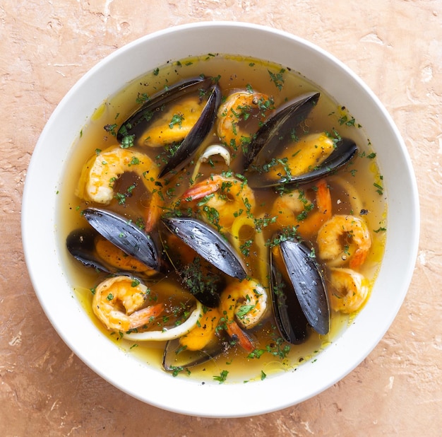 Sopa con mejillones camarones y calamares comida saludable mariscos