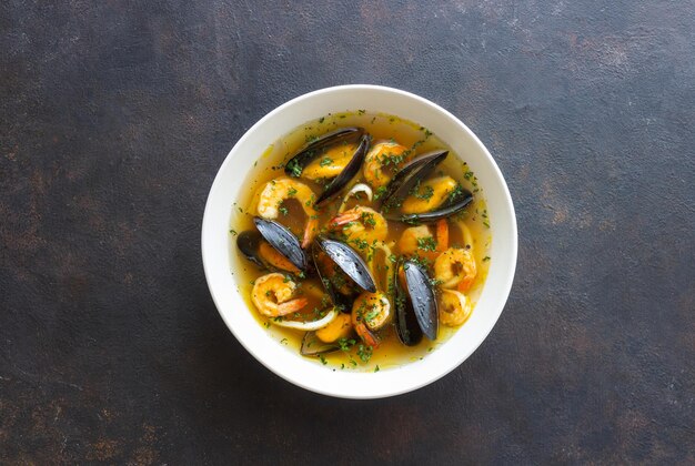 Sopa con mejillones camarones y calamares comida saludable mariscos