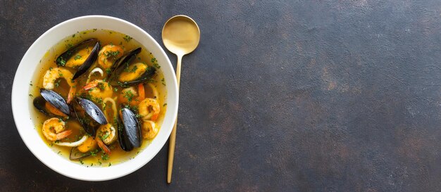 Foto sopa con mejillones camarones y calamares comida saludable mariscos