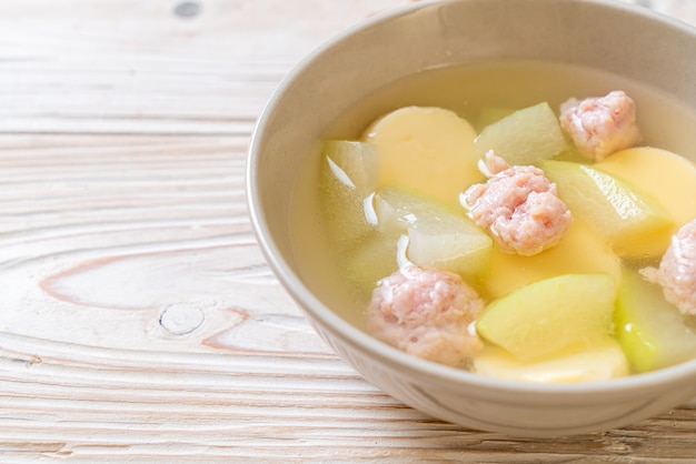 sopa de melón de invierno con carne de cerdo picada y tofu de huevo