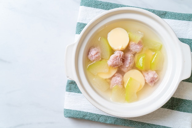 sopa de melón de invierno con carne de cerdo picada y tofu de huevo