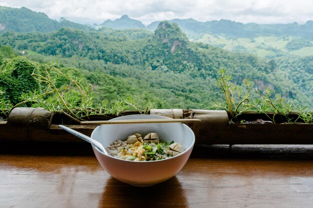 Foto sopa en la mesa contra el paisaje del campo