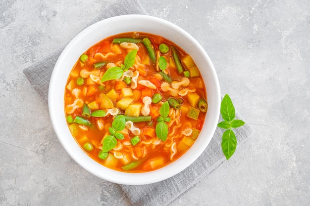 Sopa minestrone de verduras frescas y pasta en un bol Plato vegano Espacio de copia