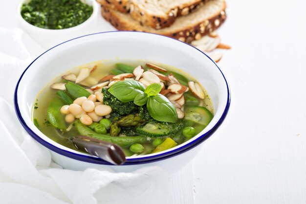 Sopa de minestrone con verduras verdes de primavera