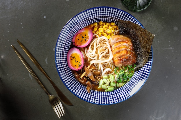 Sopa de miso con anguila, setas, huevos, verduras y fideos udon