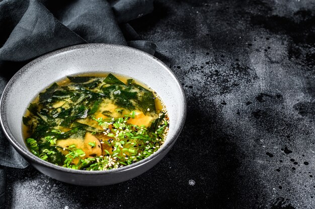 Sopa de miso caliente en un tazón gris