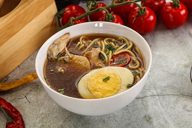 Sopa de miso japonesa con pollo