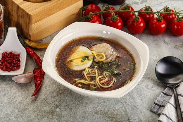 Sopa de miso japonesa con pollo