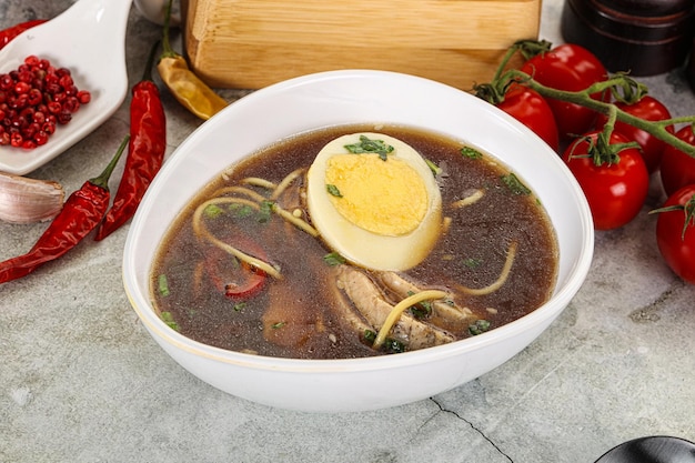 Sopa de miso japonesa con pollo