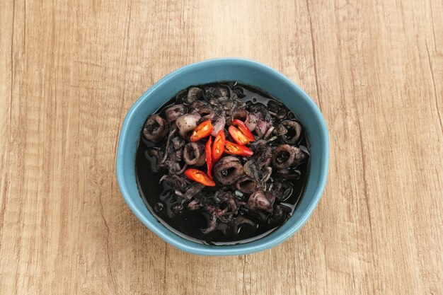 Sopa negra de calamar (Tumis Cumi Hitam) o calamar salteado en tinta negra, comida tradicional indonesia