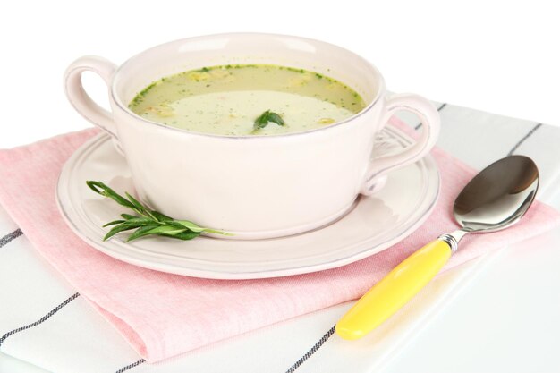 Sopa nutritiva com legumes na panela isolada em branco