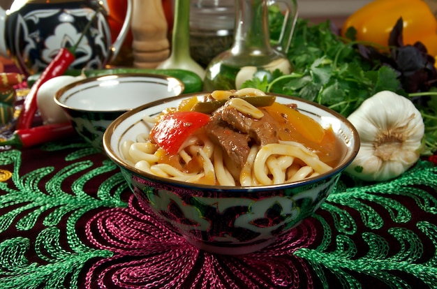 Sopa oriental uzbeque lagman - culinária da ásia central