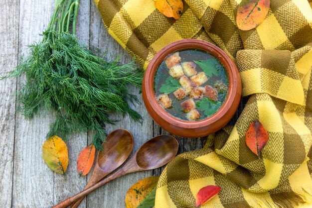 Sopa de otoño en una mesa de madera.