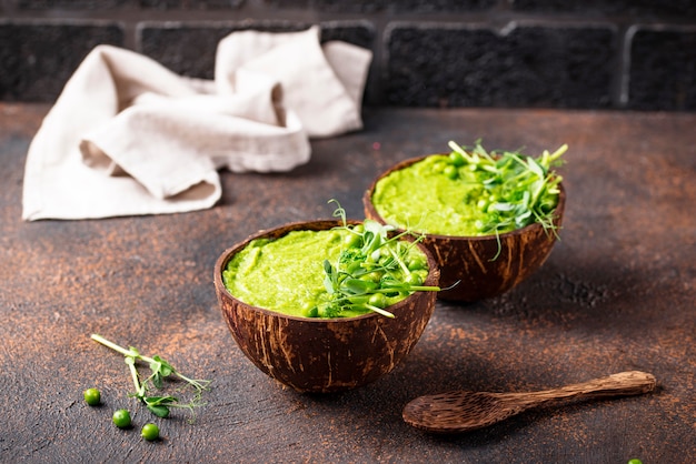 Sopa ou batido de brócolis verde vegan