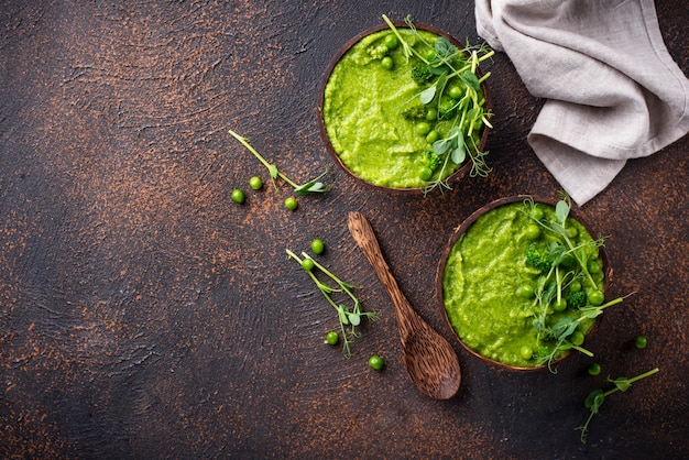 Sopa ou batido vegano de brócolis verde