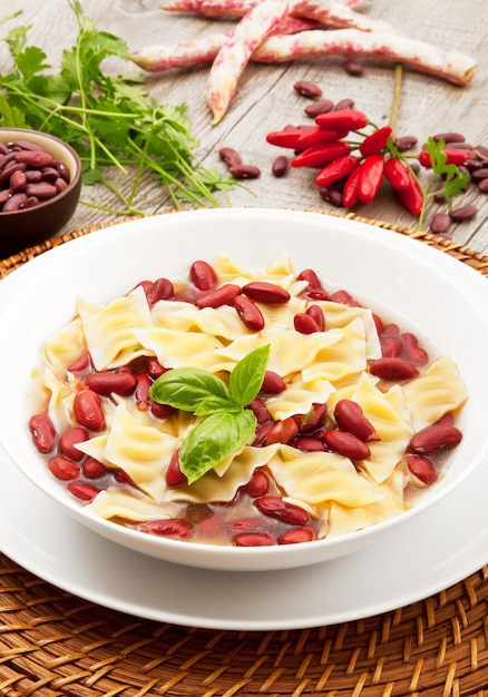 Foto sopa de pasta y frijoles rojos