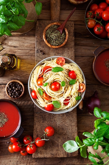 Sopa de pasta y tomate