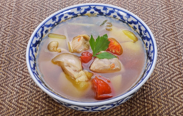 Sopa de patatas con pollo en la mesa de madera