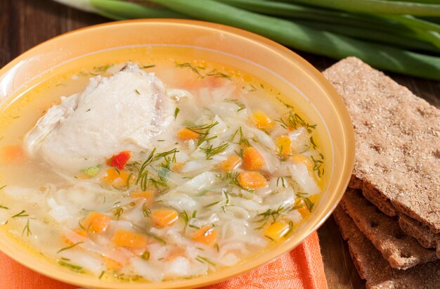 Sopa de pechugas de pollo con verduras