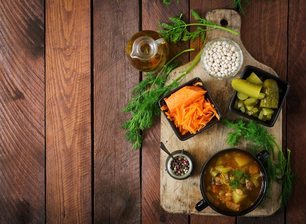 Sopa con pepinos encurtidos y frijoles en estilo ucraniano