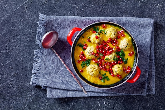 Sopa persa de ervilha e romã Ashe Anar