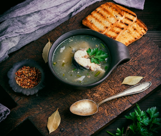 Sopa De Pescado Con Caballa En Un Plato De Arcilla Marrón