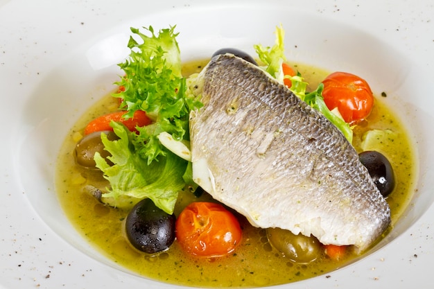 Sopa de pescado con dorado y verduras