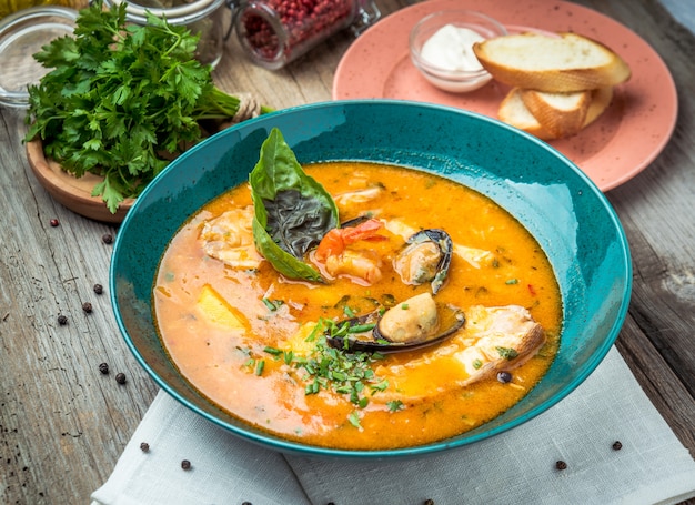 Sopa de pescado francés Bouillabaisse con mariscos