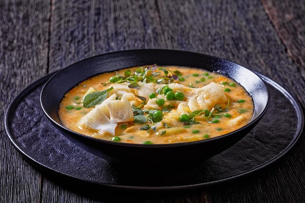 Sopa de pescado con patatas de guisantes verdes de bacalao