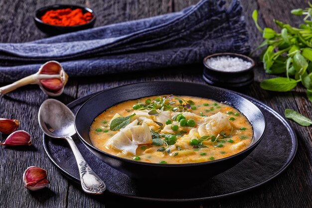 Sopa de pescado con patatas de guisantes verdes de bacalao