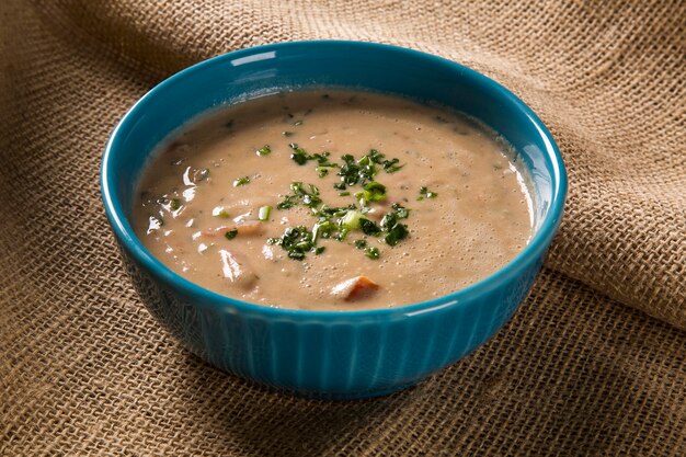 Foto sopa de pescado piraña