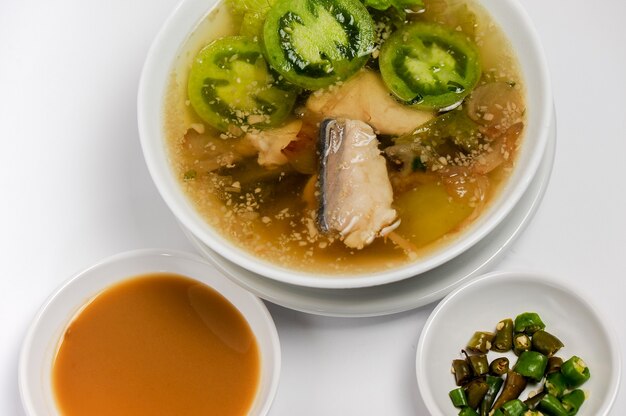 Sopa de pescado en el recipiente sobre la mesa