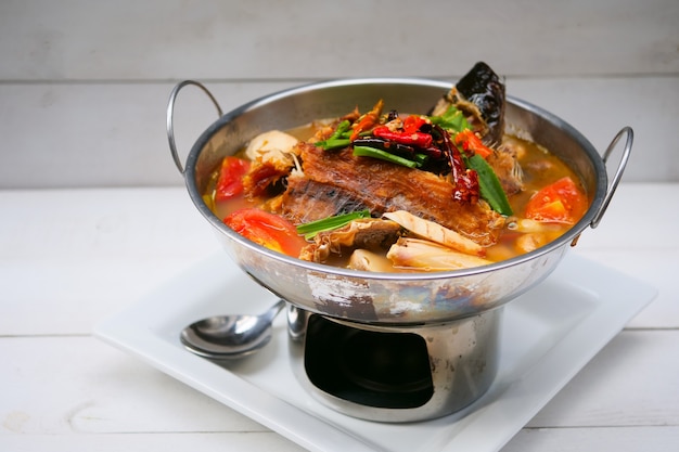 Foto sopa de pescado seco ahumado agrio y picante, comida tailandesa