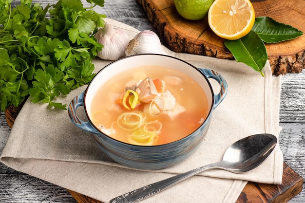 Sopa de pescado sopa de pescado con mariscos sobre un fondo blanco de madera