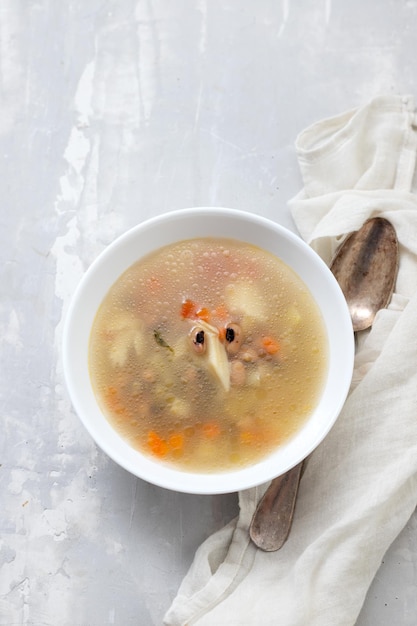 Sopa de pescado en un tazón blanco sobre cerámica