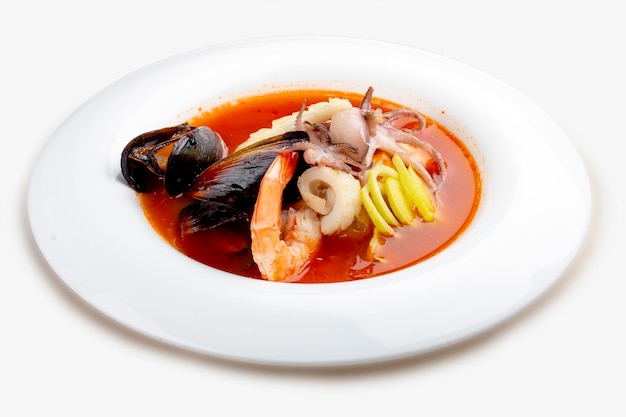 Sopa de pescado tradicional de Marsella Bouillabaisse con gambas mejillones tomatelangosta calamares