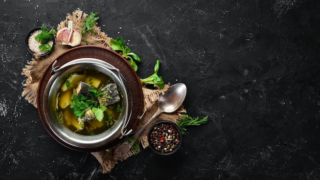 Sopa de pescado de trucha Cocina ucraniana Vista superior Espacio libre para su texto Estilo rústico