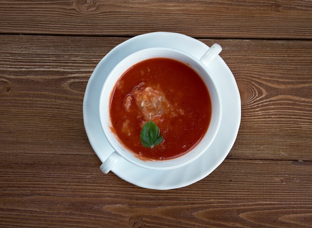 Sopa de pescador: halaszle que se origina como un plato de la cocina húngara, sopa de pescado con pimentón picante y picante