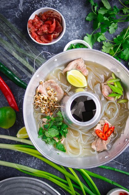 Sopa pho bo vietnamita, cocina asiática, fondo oscuro