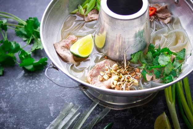 Sopa pho bo vietnamita, cocina asiática, fondo oscuro